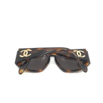 Load image into Gallery viewer, Chanel Vintage Classic zonnebril met schildpadmotief
