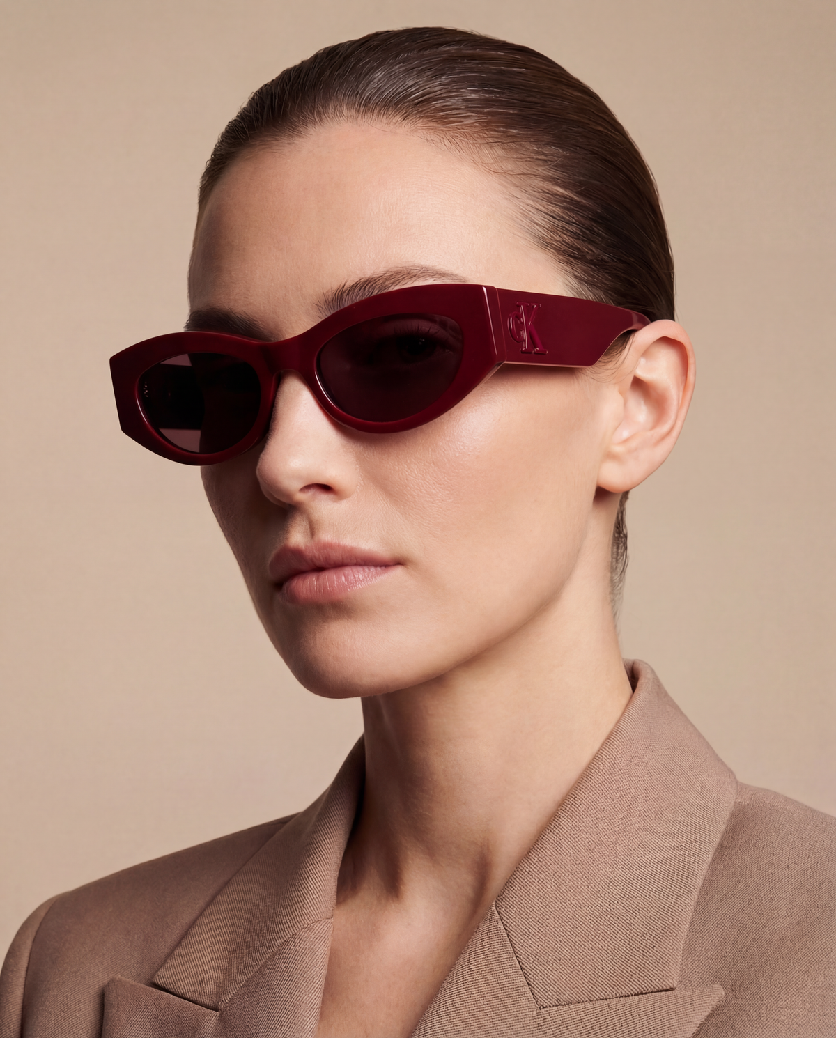 Vrouw_met_calvin_klein_zonnebril